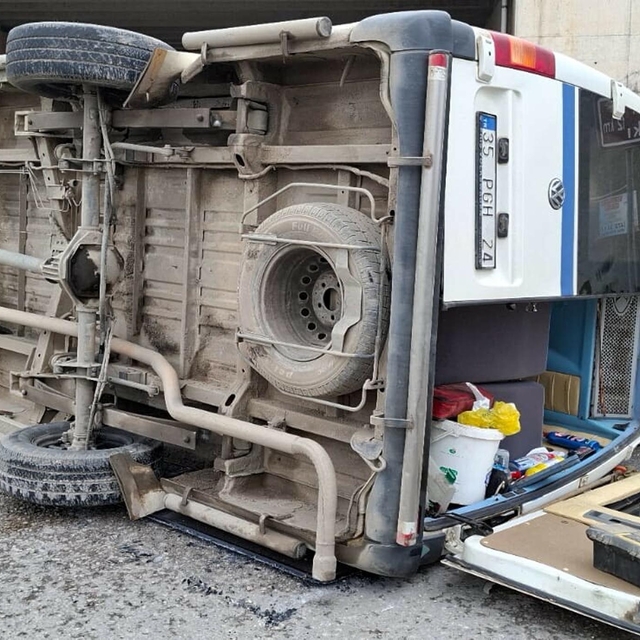 İzmir'de yolcu minibüsü ile hafif ticari araç çarpıştı: 9 yaralı