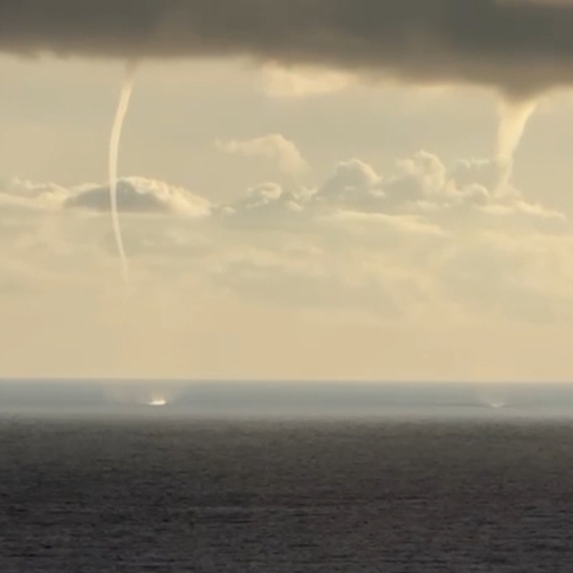 Antalya'da denizde çıkan 2 hortum cep telefonuyla görüntülendi