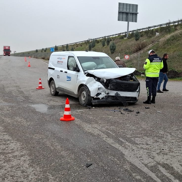 İzmir'de yolcu minibüsü ile hafif ticari aracın çarpışması sonucu 9 kişi ya...