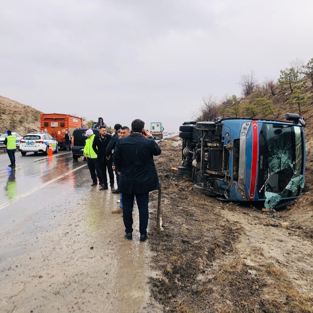 Kırıkkale'de cezaevi ring aracı devrildi: 9 yaralı