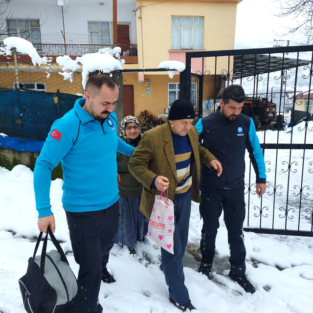 Samsun'da kar yağışı nedeniyle diyalize gidemeyen kişiyi UMKE ekibi hastane...
