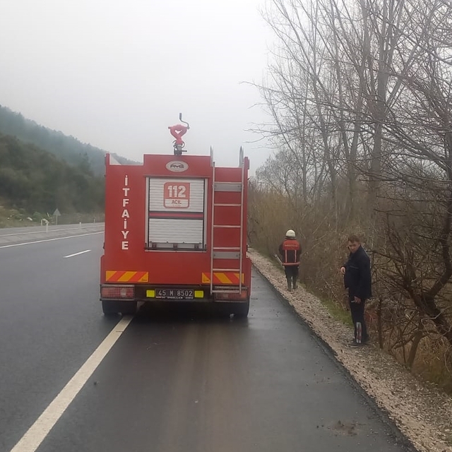 Manisa'da dereye devrilen otomobilin sürücüsü yaralandı