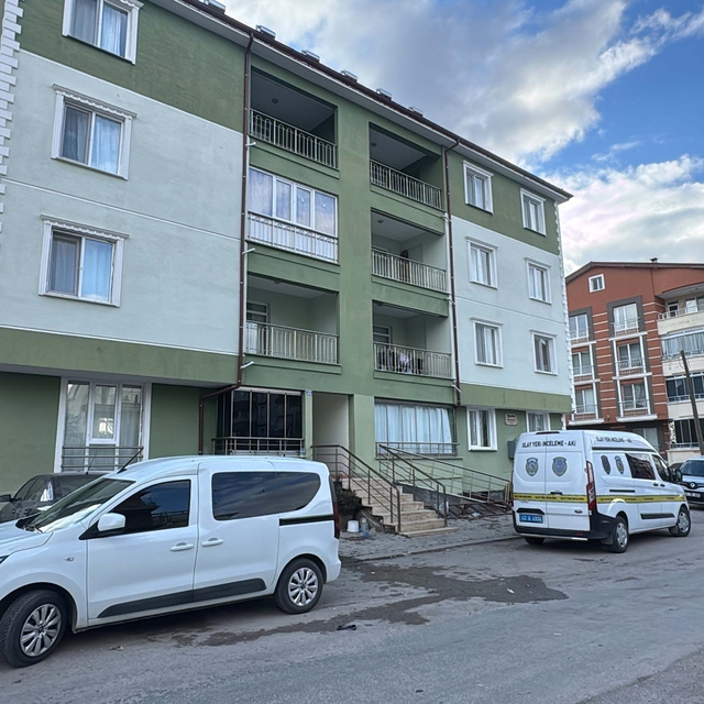 Banyoda başına sert cisimle vurularak öldürülmüş halde bulundu: 3 arkadaşı...