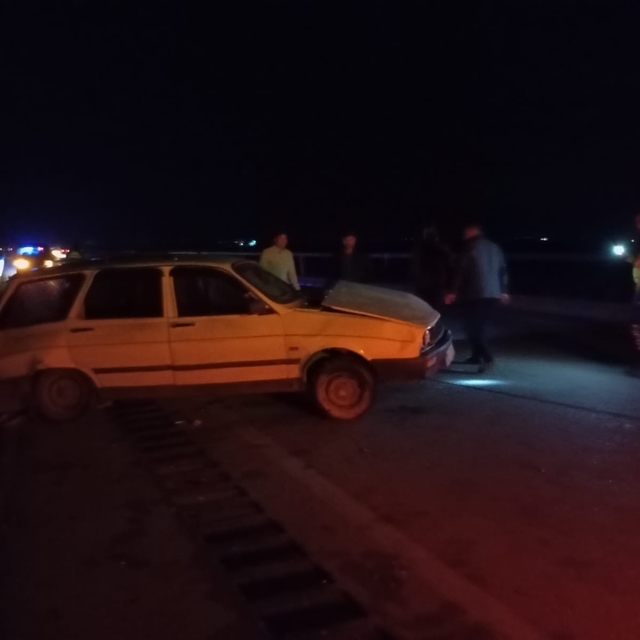 Adana'da iki otomobil çarpıştı, 4 kişi yaralandı