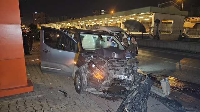 Adana'da, hafif ticari aracın çarptığı motosikletli öldü
