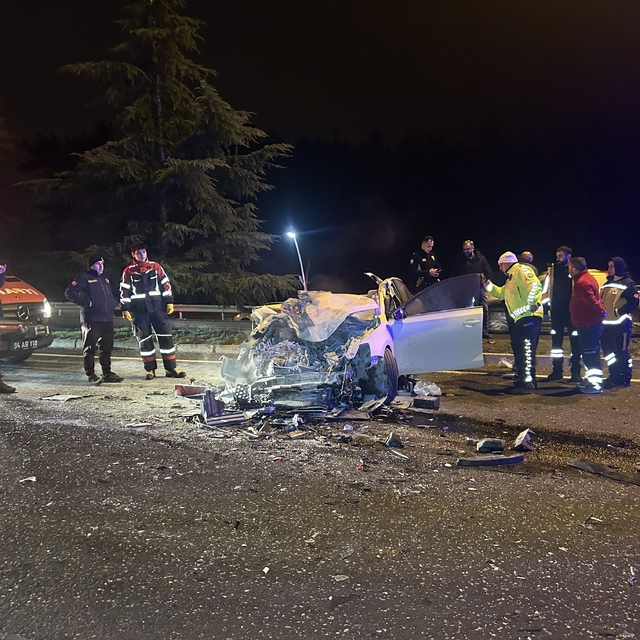 Uşak'ta, TIR'a arkadan çarpan otomobilin sürücüsü öldü