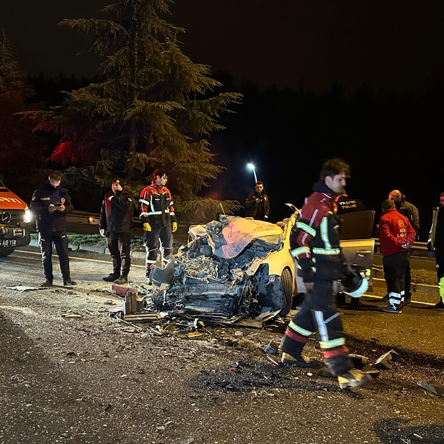 Uşak'ta tıra arkadan çarpan otomobilin sürücüsü öldü