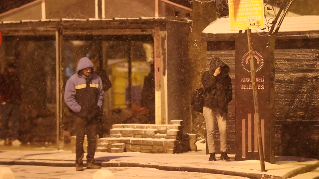 Kırklareli'nde kar yağışı etkili oluyor