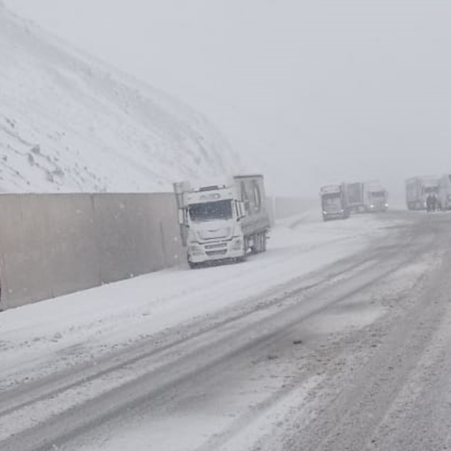 Erzincan'da kar yağışı kara yollarında ulaşımı olumsuz etkiledi