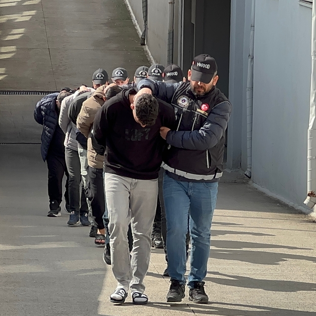 Adana'da uyuşturucu operasyonunda yakalanan 4 zanlı tutuklandı