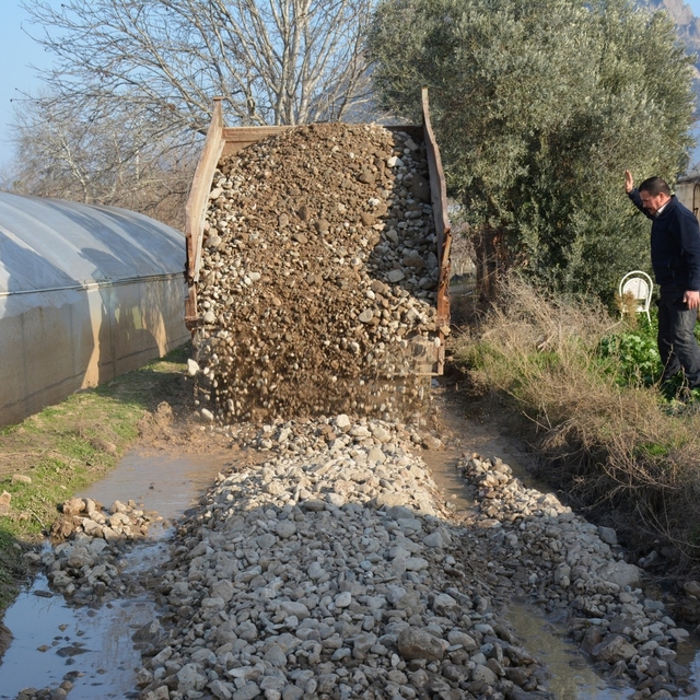 Mihalgazi'de tarım alanlarına ulaşımı sağlayan yollar yenileniyor