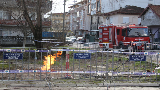 Metan gazından çıktığı değerlendirilen yangın, kontrollü olarak 2 gündür sürüyor