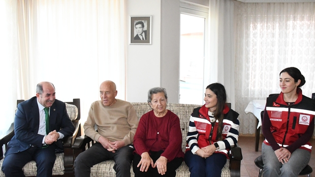 Aile Yılı etkinlikleri kapsamında evlilikte 25. ve 50. yılını dolduran çiftler ziyaret edildi