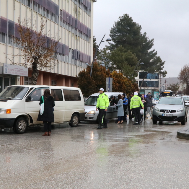 Çankırı'da "Fermuar Sistemi ile Yaşama Yol Ver Projesi" konusunda sürücüler...
