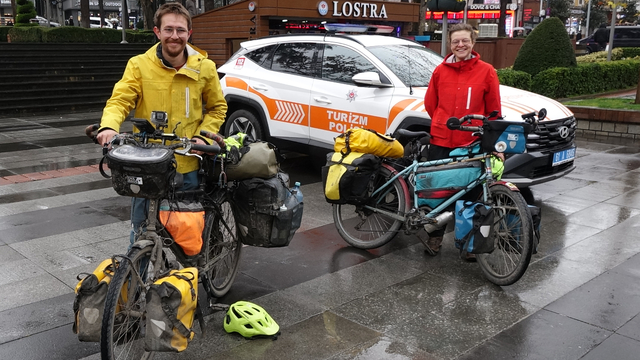 Balayında bisikletleriyle dünya turuna çıkan Fransız çift, Trabzon'a ulaştı