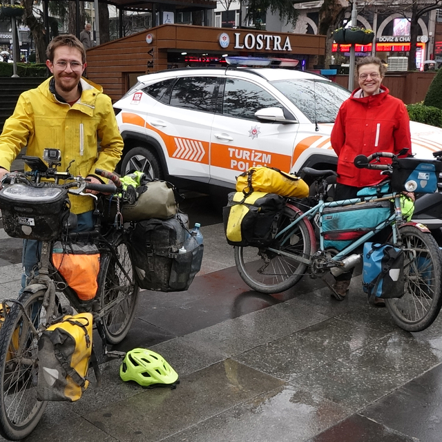 Balayında bisikletleriyle dünya turuna çıkan Fransız çift, Trabzon'a ulaştı