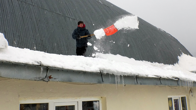 Kars ile Tunceli'de kar yağışı ve soğuk hava etkili oldu