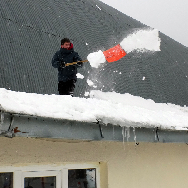 Kars ile Tunceli'de kar yağışı ve soğuk hava etkili oldu