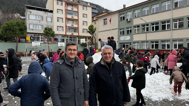 Çocuklar için okul bahçesine kamyonla kar getirdiler