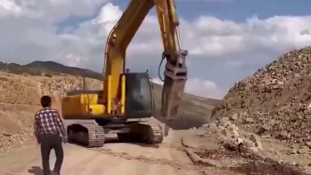 İnşaatta kontrolden çıkan iş makinesini operatör durdurdu