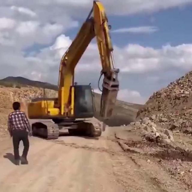 İnşaatta kontrolden çıkan iş makinesini operatör durdurdu