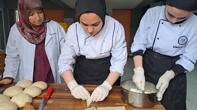 Sakarya'da geleceğin aşçıları taşımalı öğrencilere yemek hazırlıyor