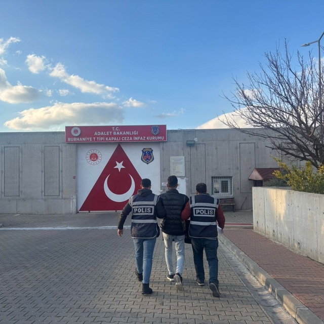 Balıkesir'de yediemin otoparkından 4 araç çalınmasına ilişkin 2 şüpheli tut...