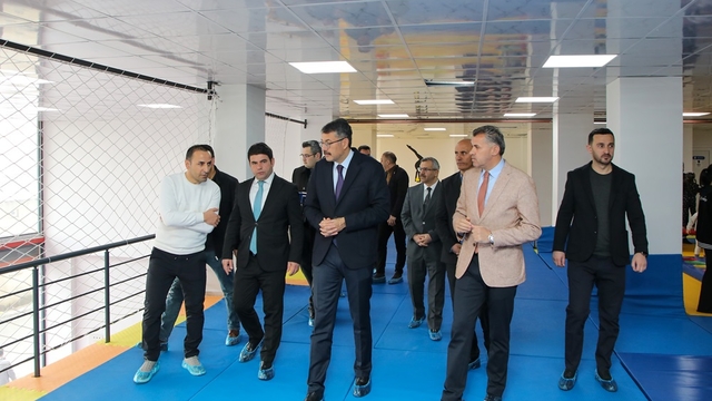 Hakkari Valisi Çelik, Ferdi Sporlar Merkezini ziyaret etti