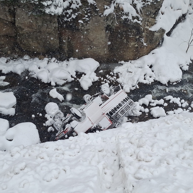 Gümüşhane'de dereye yuvarlanan kamyonetteki 5 kişi yaralandı