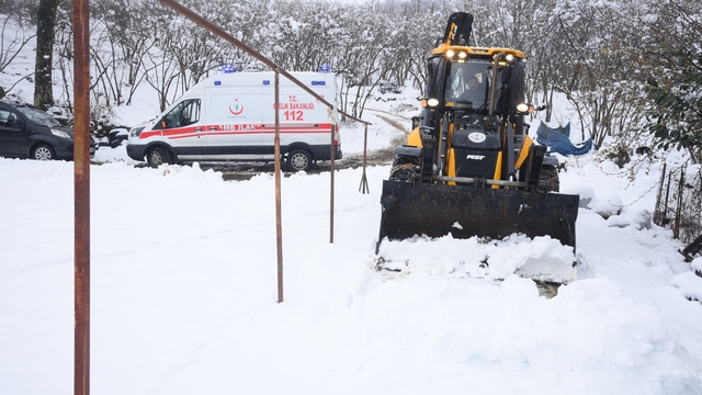 Giresun'da rahatsızlanan hasta yol açılarak hastaneye kaldırıldı
