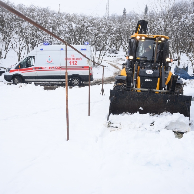 Giresun'da rahatsızlanan hasta yol açılarak hastaneye kaldırıldı