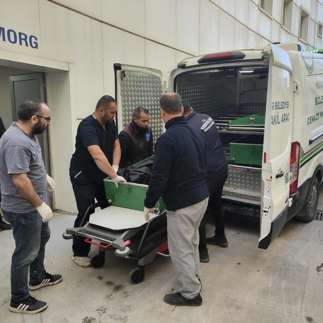 Denize düşen 3'ü çocuk 6 kaçak göçmen boğuldu