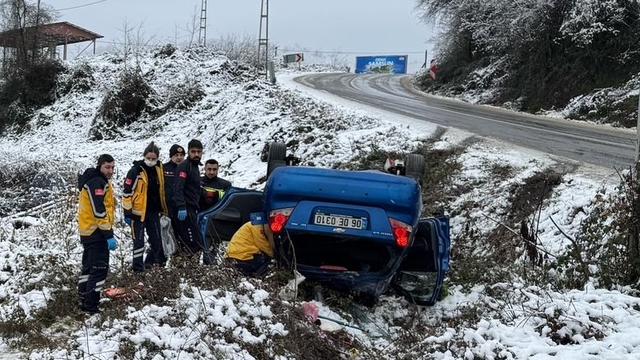 Samsun'da devrilen otomobildeki 3 kişi yaralandı
