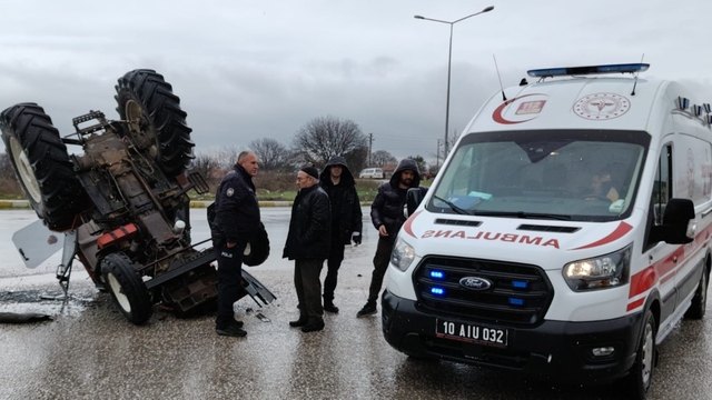 Balıkesir'de traktör ile otomobilin çarpıştığı kaza güvenlik kamerasında