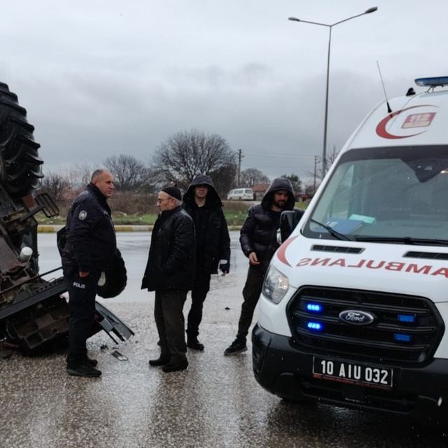 Balıkesir'de traktör ile otomobilin çarpıştığı kaza güvenlik kamerasında