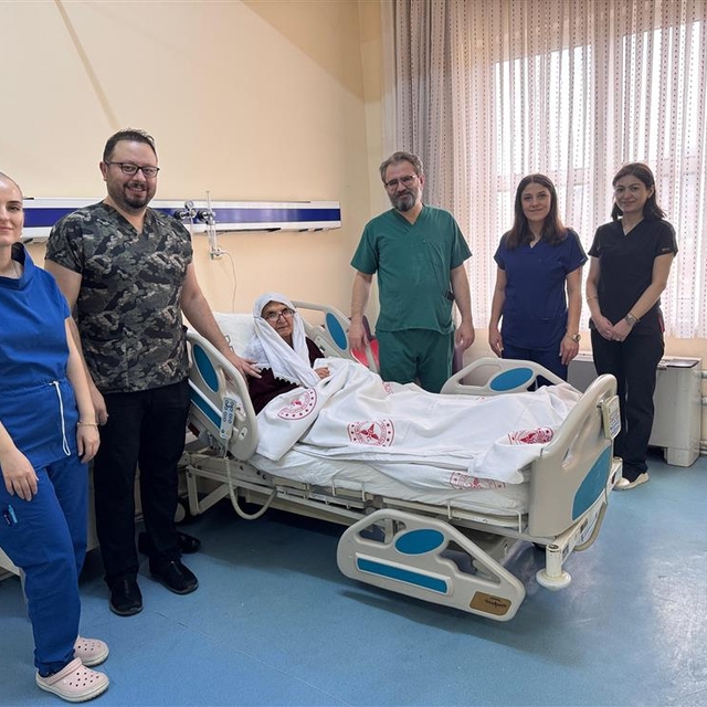 Giresun'da 84 yaşındaki kadının böbreğinden 10 santimlik taş çıkarıldı