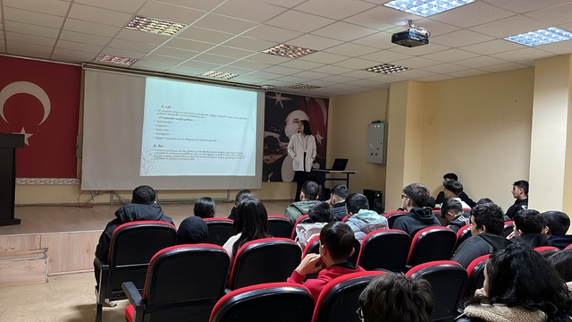 Çemişgezek'te lise öğrencilerine sağlıklı beslenmeyle ilgili seminer verildi