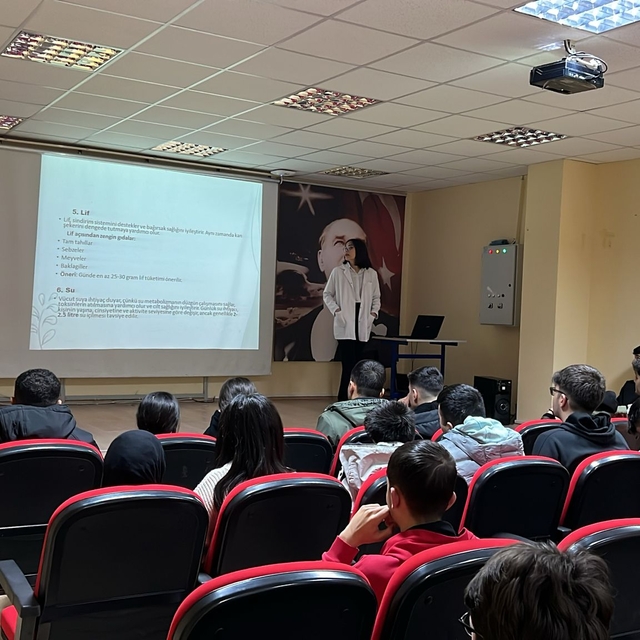 Çemişgezek'te lise öğrencilerine sağlıklı beslenmeyle ilgili seminer verild...