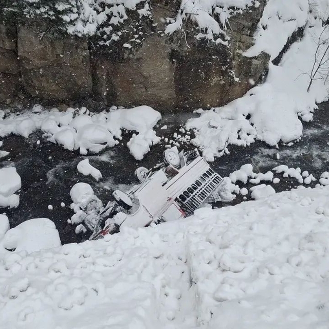 Karda kayan kamyonet, dereye yuvarlandı; 5 yaralı