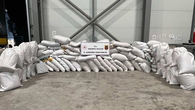 Sakarya'da durdurulan tırda 3,5 ton kıyılmış tütün ele geçirildi