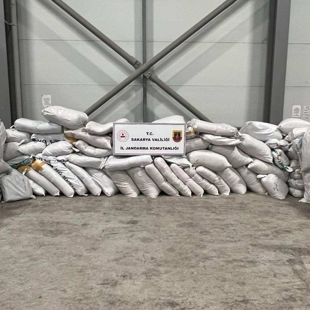 Sakarya'da durdurulan tırda 3,5 ton kıyılmış tütün ele geçirildi