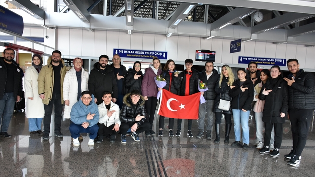 Havalı silahlarda Avrupa üçüncüsü olan Rana Gözübüyük, Erzurum'da çiçeklerle karşılandı