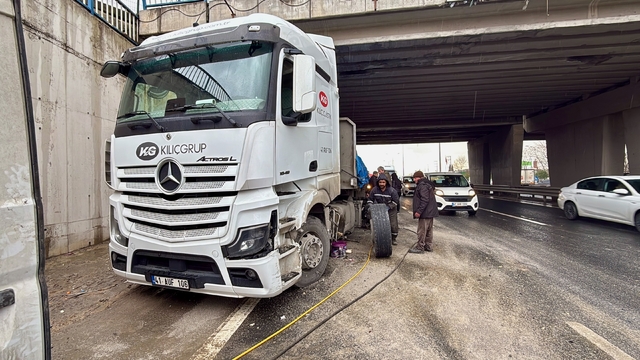 Kocaeli'de tırla çarpışan kamyonetin sürücüsü yaralandı