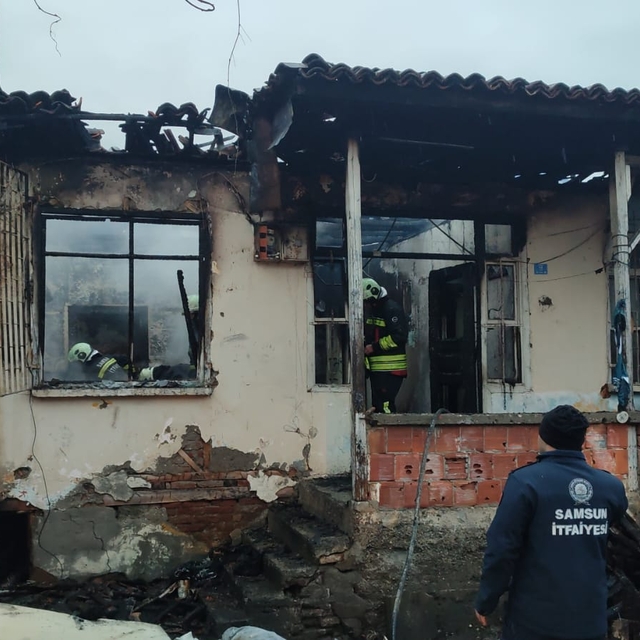 Çarşamba ilçesinde çıkan yangında bir ev kullanılamaz hale geldi