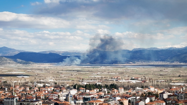 Burdur'da Gölhisar Gölü sazlığında çıkan yangına müdahale ediliyor