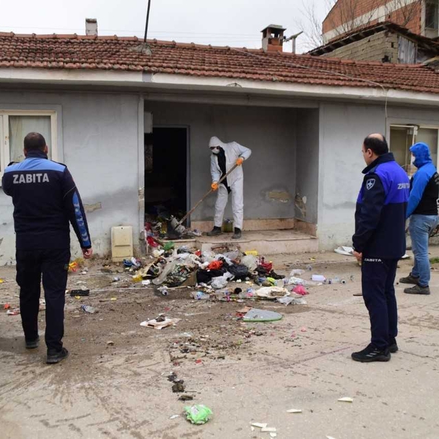 Bursa'da bir evden 1,5 ton çöp çıkarıldı