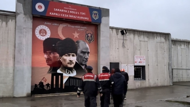 Sakarya'da kablo hırsızlığı iddiasıyla yakalanan 4 zanlı tutuklandı