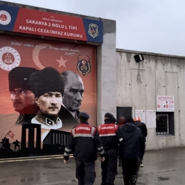 Sakarya'da kablo hırsızlığı iddiasıyla yakalanan 4 zanlı tutuklandı