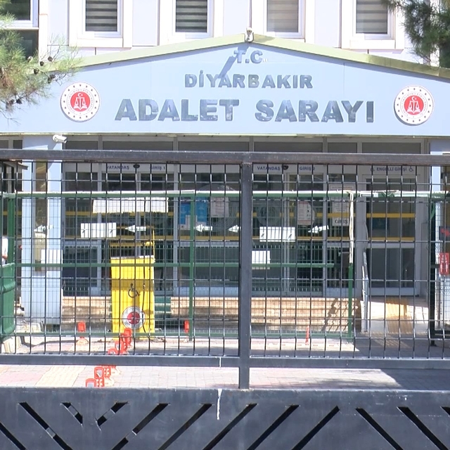 Cezaevinden izinli çıkan babasını öldürmüştü, kendisiyle birlikte tutuklana...