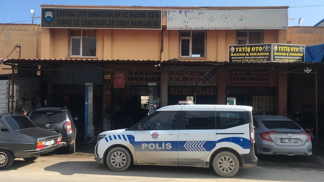 Mersin'de seyir halindeki kamyonun açılan kasa kapağının çarptığı 3 çocuk yaralandı